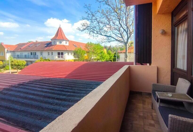 Четырехместный Номер Стандарт с Балконом, Viktória Panzió Zamárdi