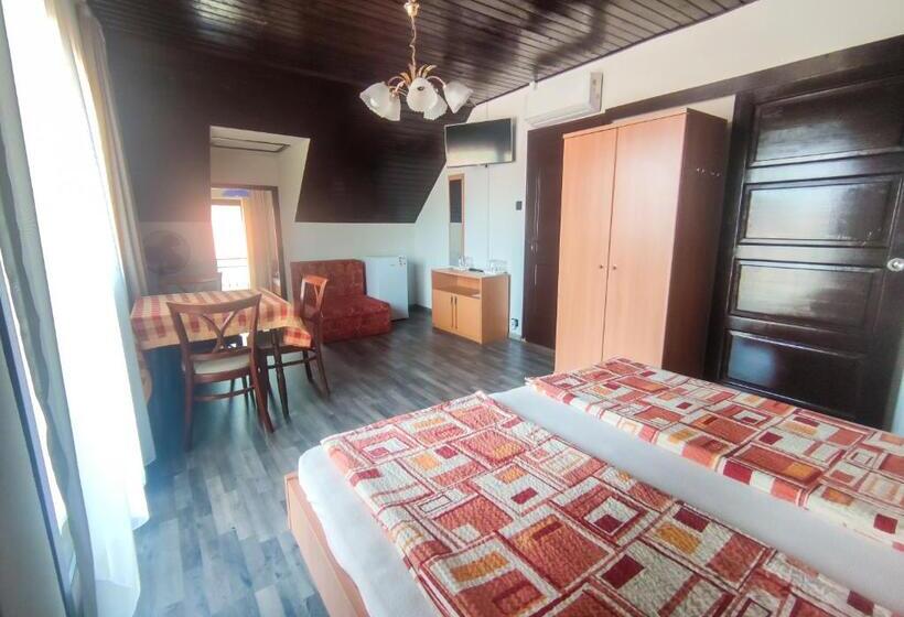 Четырехместный Номер Стандарт с Балконом, Viktória Panzió Zamárdi