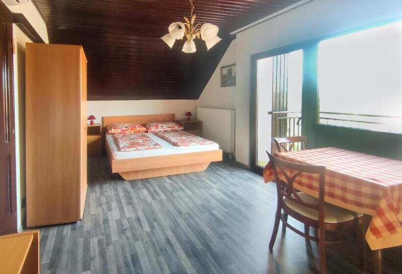 Четырехместный Номер Стандарт с Балконом, Viktória Panzió Zamárdi