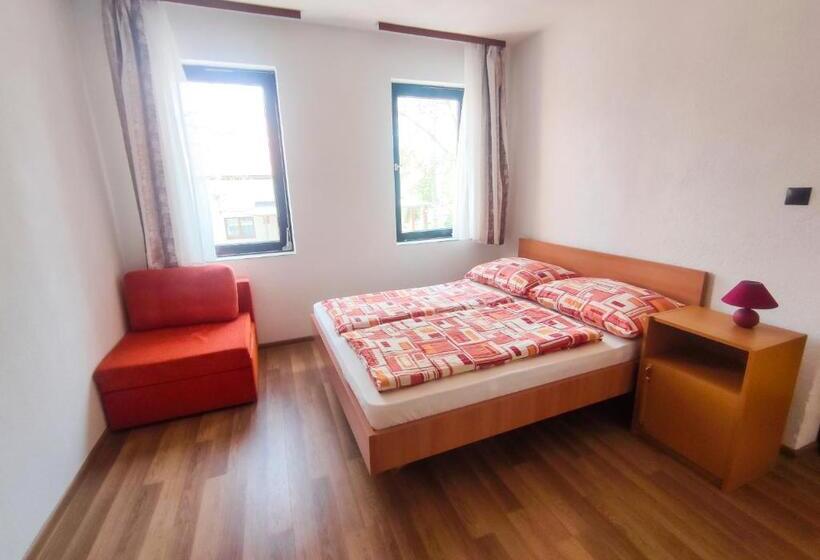 Четырехместный Номер Стандарт с Балконом, Viktória Panzió Zamárdi