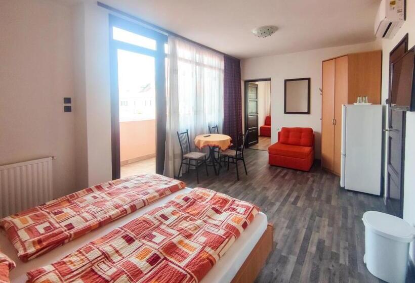 Четырехместный Номер Стандарт с Балконом, Viktória Panzió Zamárdi