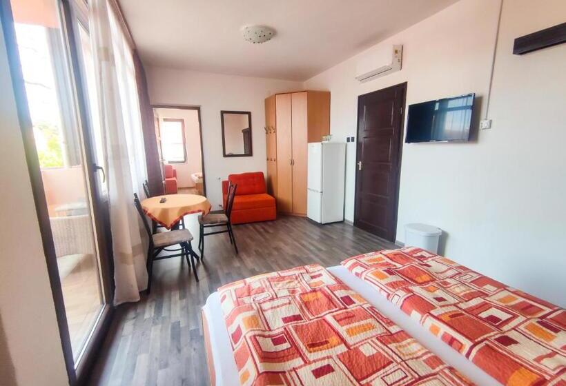 Четырехместный Номер Стандарт с Балконом, Viktória Panzió Zamárdi