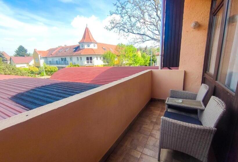 Четырехместный Номер Стандарт с Балконом, Viktória Panzió Zamárdi