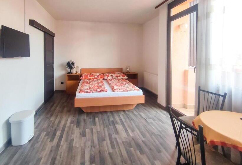 Четырехместный Номер Стандарт с Балконом, Viktória Panzió Zamárdi