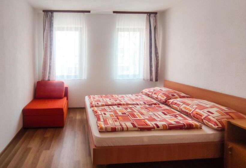 Четырехместный Номер Стандарт с Балконом, Viktória Panzió Zamárdi