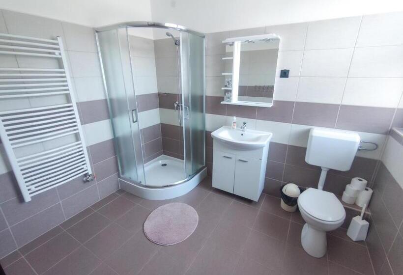 Четырехместный Номер Стандарт с Балконом, Viktória Panzió Zamárdi