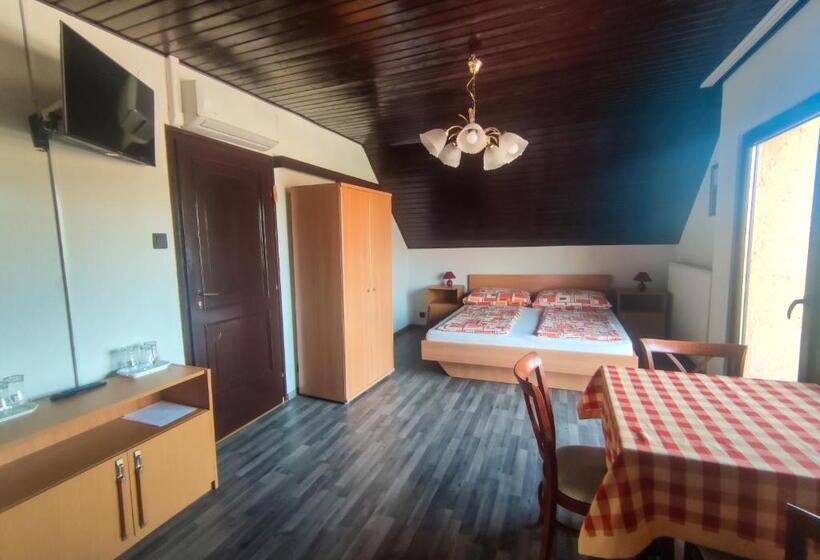 Четырехместный Номер Стандарт с Балконом, Viktória Panzió Zamárdi