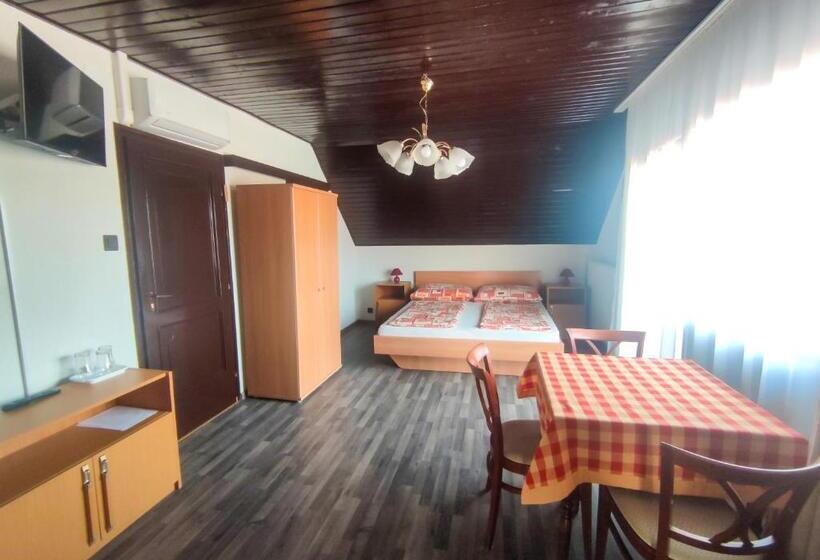 Четырехместный Номер Стандарт с Балконом, Viktória Panzió Zamárdi