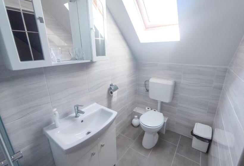 Четырехместный Номер Стандарт с Балконом, Viktória Panzió Zamárdi