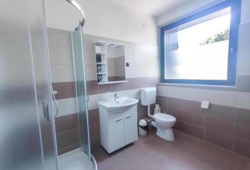 Четырехместный Номер Стандарт с Балконом, Viktória Panzió Zamárdi