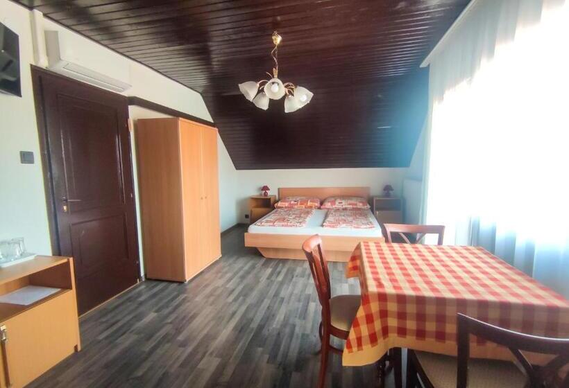 Четырехместный Номер Стандарт с Балконом, Viktória Panzió Zamárdi