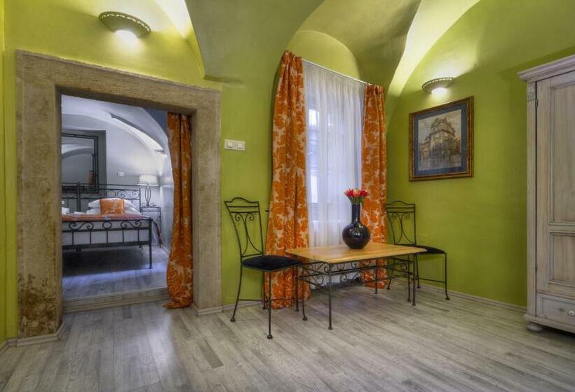 اتاق سوپریور, Black Star Suites