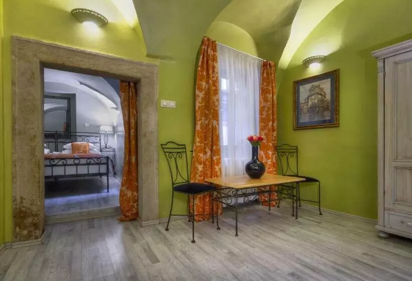 اتاق سوپریور, Black Star Suites