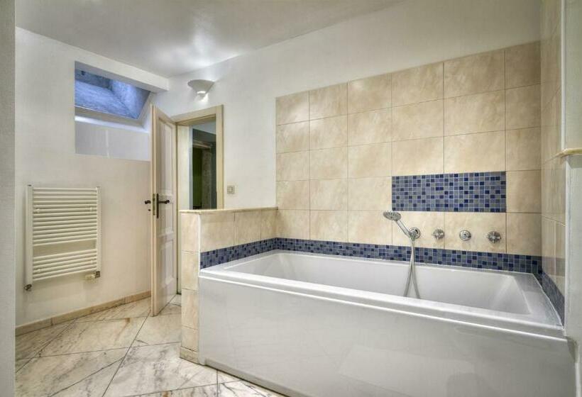 سوییت جونیور, Black Star Suites