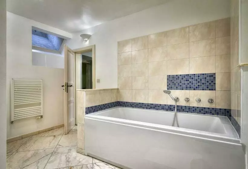 سوییت جونیور, Black Star Suites