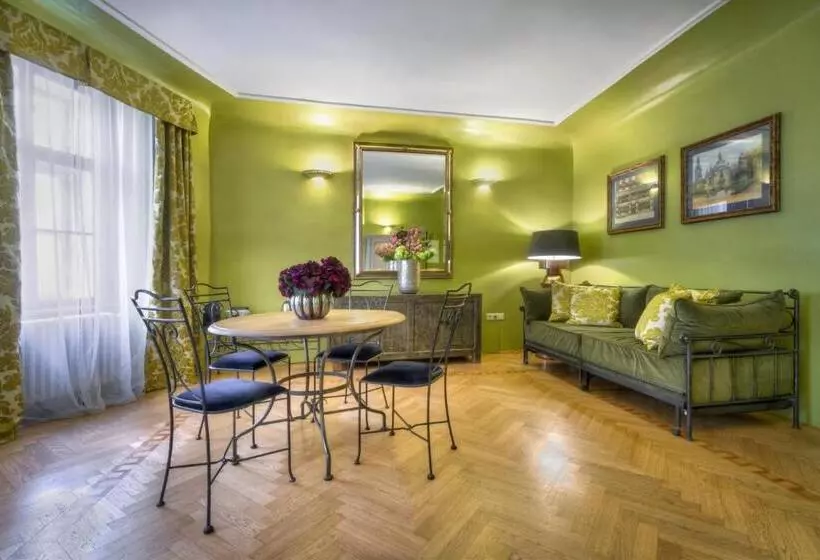 سوییت خانوادگی, Black Star Suites