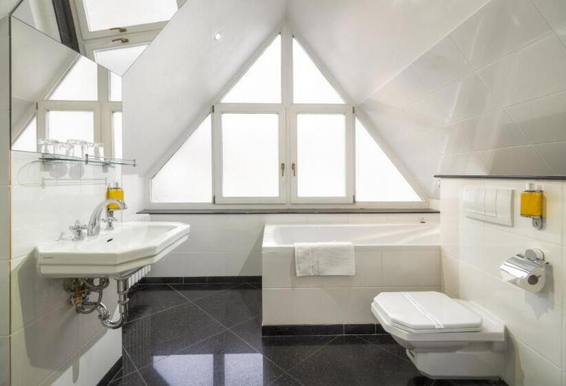 سوییت دوبلکس, Black Star Suites