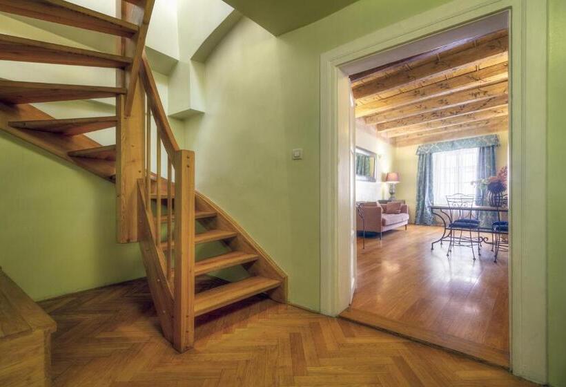 سوییت دوبلکس, Black Star Suites