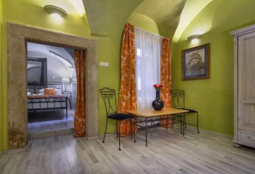 اتاق سوپریور, Black Star Suites