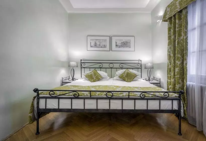 سوییت خانوادگی, Black Star Suites