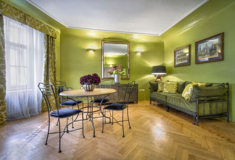 سوییت خانوادگی, Black Star Suites