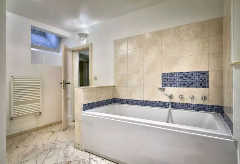 سوییت جونیور, Black Star Suites