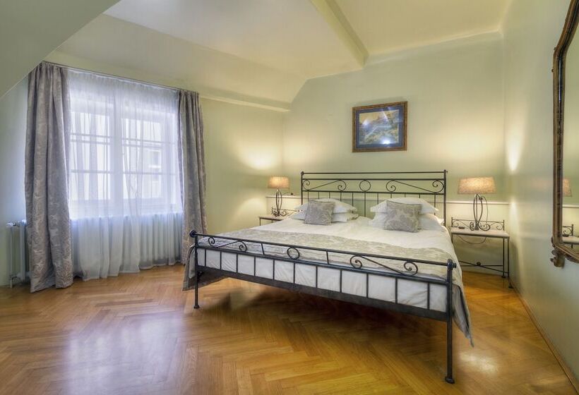 سوییت اجرایی, Black Star Suites