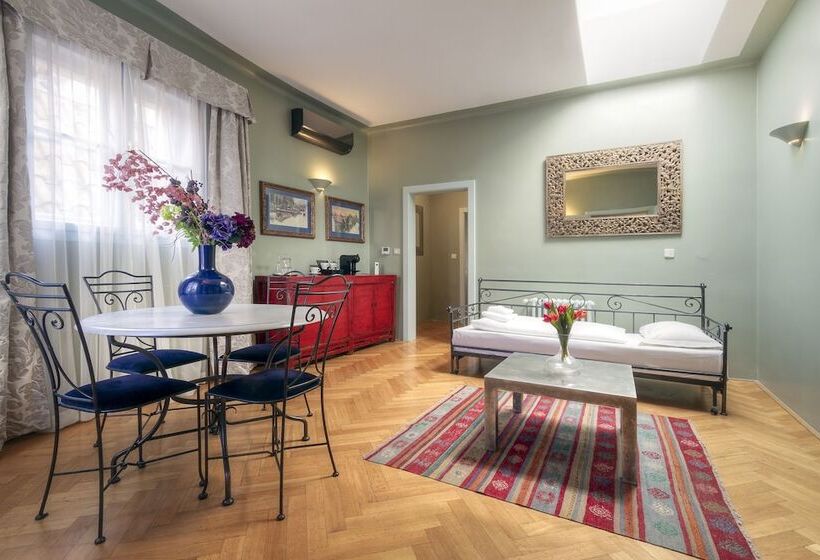 سوییت اجرایی, Black Star Suites