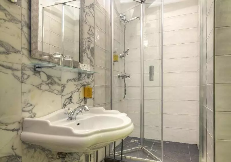 اتاق سوپریور, Black Star Suites