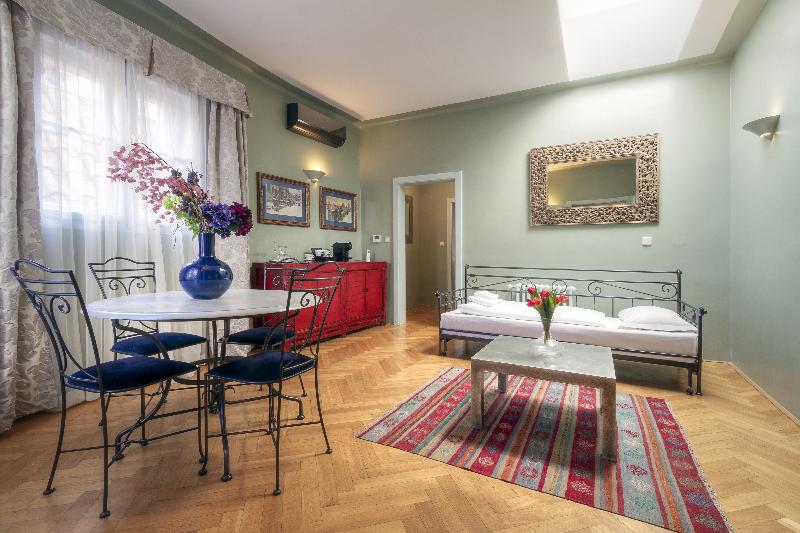 سوییت اجرایی, Black Star Suites