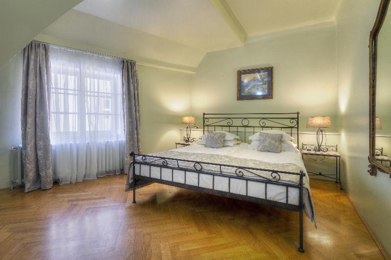 سوییت اجرایی, Black Star Suites