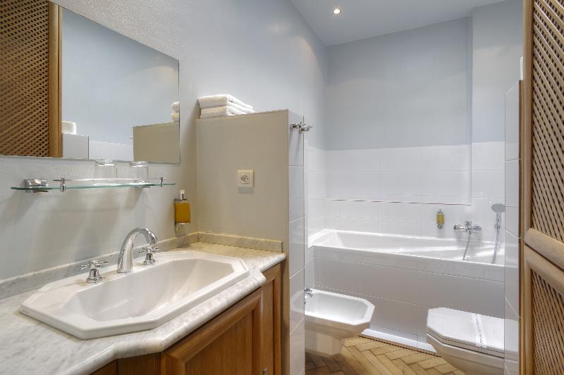 سوییت اجرایی, Black Star Suites