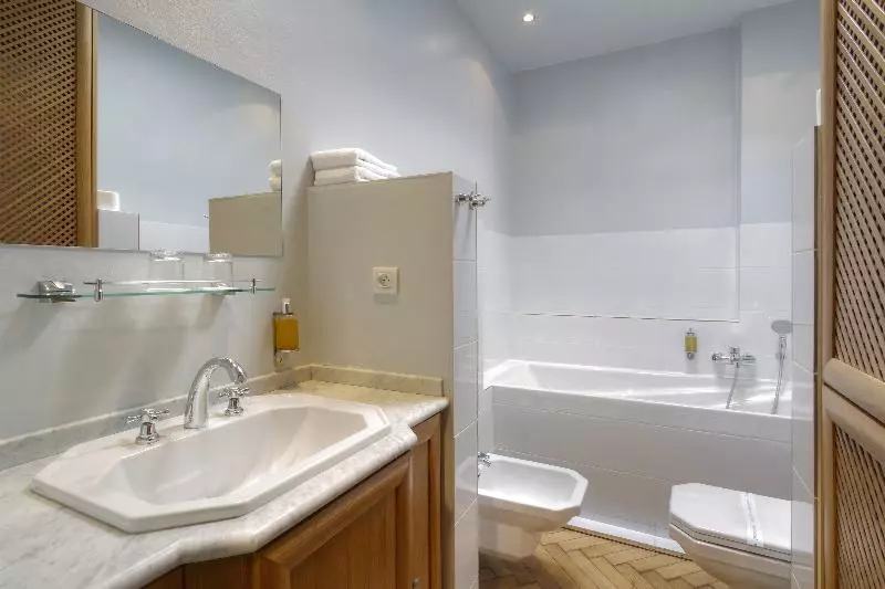 سوییت اجرایی, Black Star Suites
