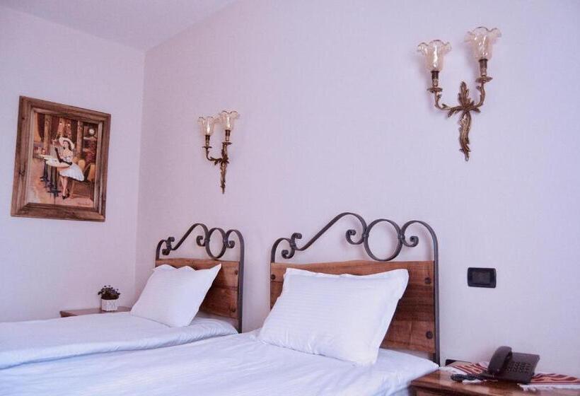 三人经典房间, Brilant Antik