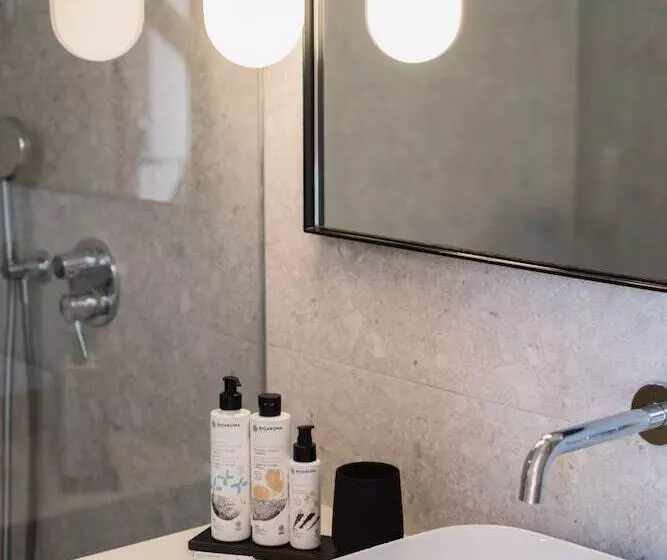 بانگلوی استاندارد, Phāea Cretan Malia, A Member Of Design Hotels