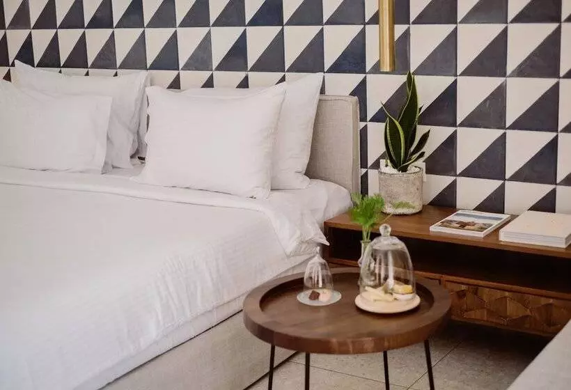 بانگلوی استاندارد, Phāea Cretan Malia, A Member Of Design Hotels