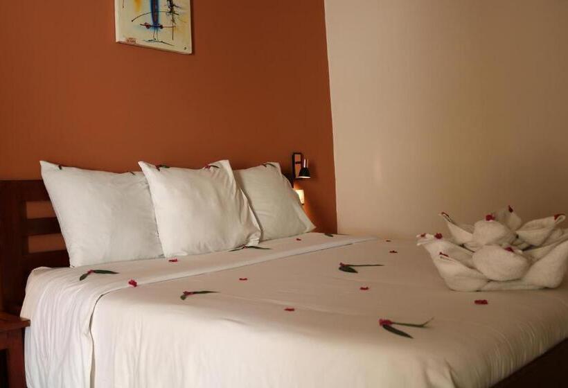 اتاق استاندارد سه نفره, Les Flamboyants