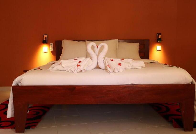 اتاق استاندارد سه نفره, Les Flamboyants