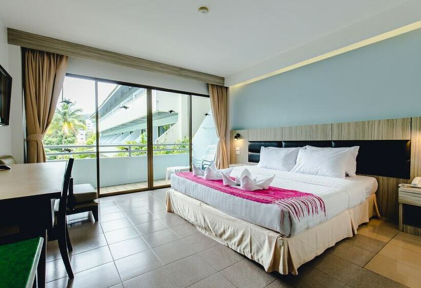 Номер Superior Вид на Бассейн, Karon Whale Resort