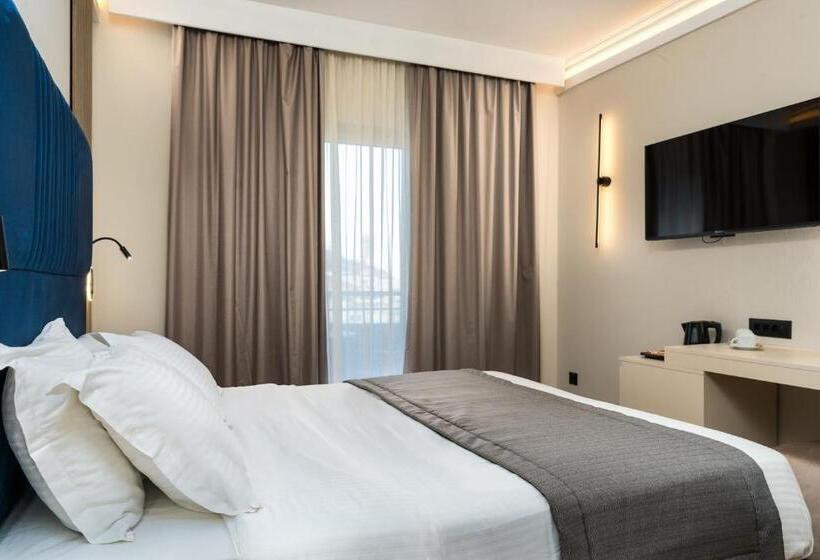 اتاق اساندارد با چشم‌انداز جانبی به دریا, Palatino