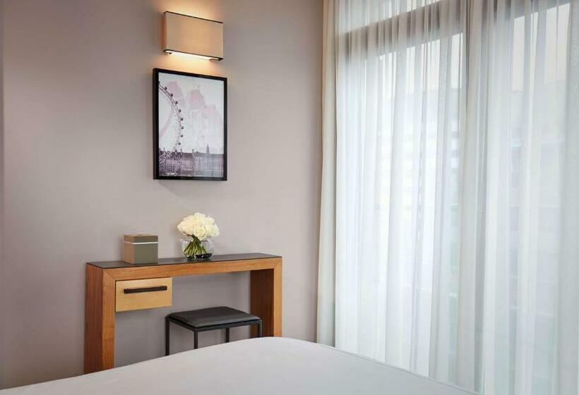 Полулюкс, Park Plaza County Hall London