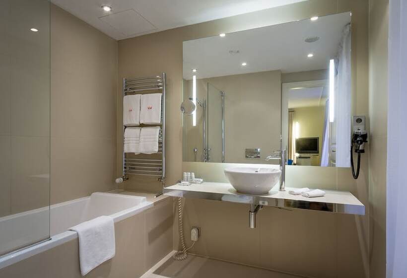 高级大房间, Three Storks