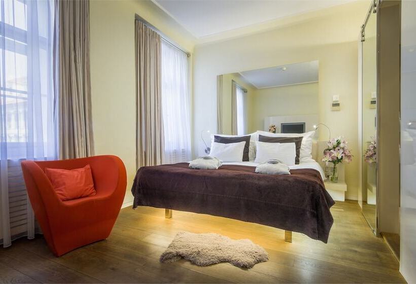 高级大房间, Three Storks