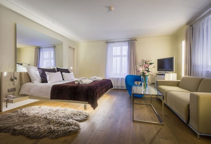 高级大房间, Three Storks