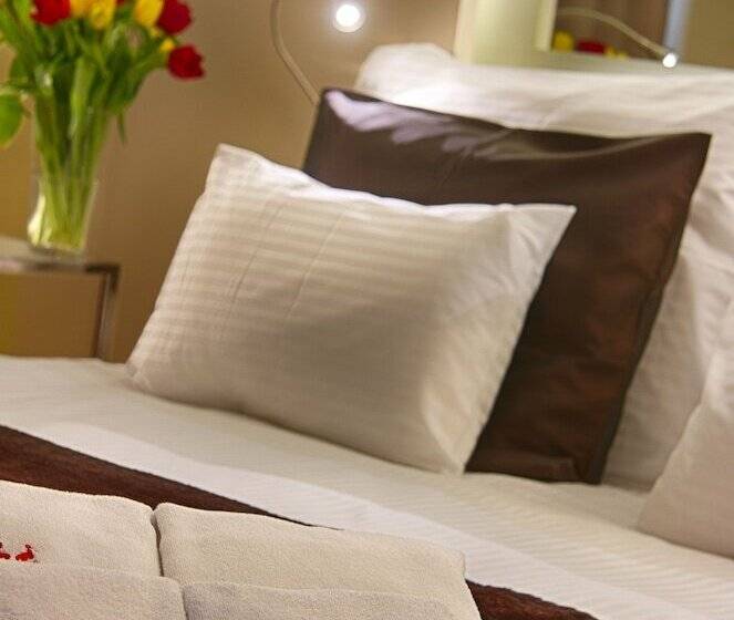 高级大房间, Three Storks