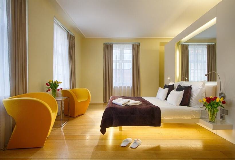 豪华三人间, Three Storks