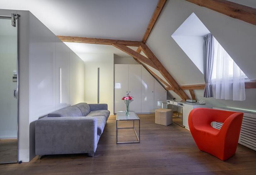 豪华三人间, Three Storks