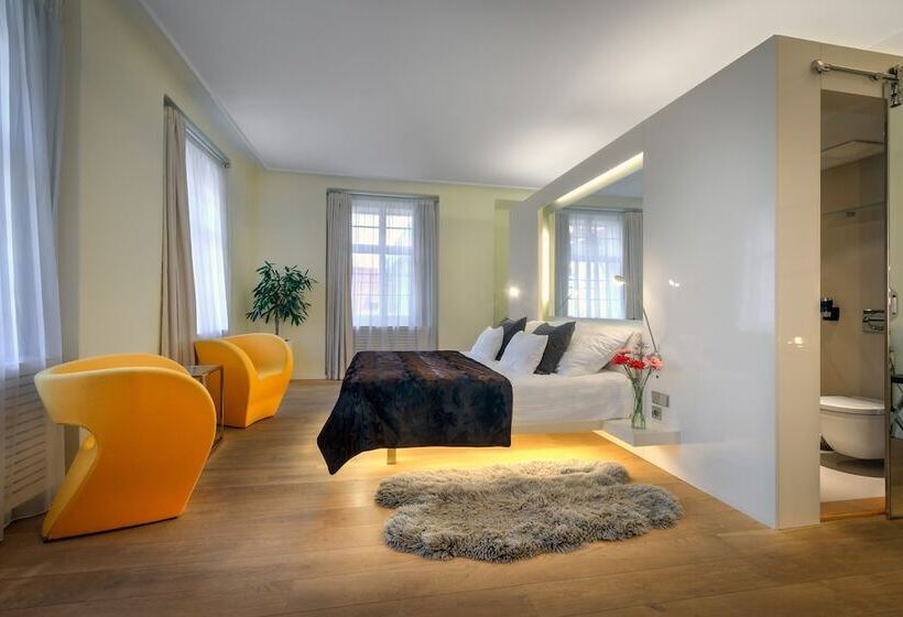 豪华三人间, Three Storks