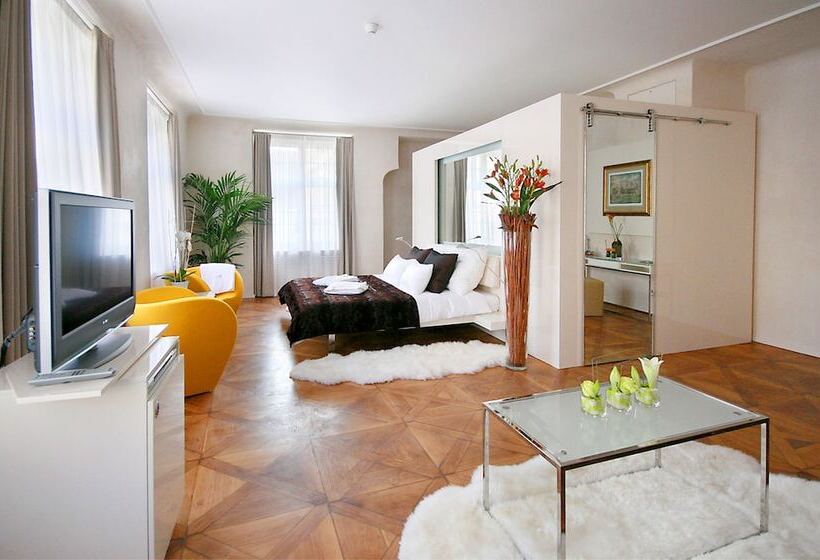 豪华三人间, Three Storks