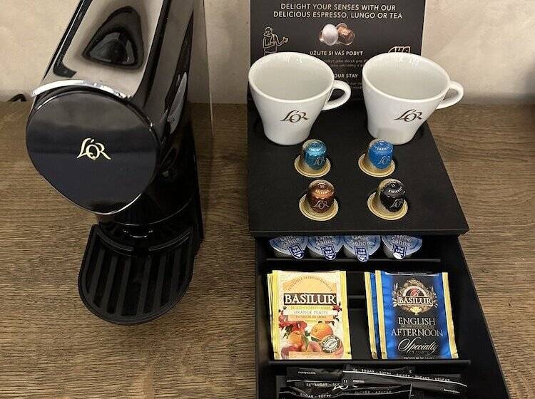 豪华房间, Three Storks